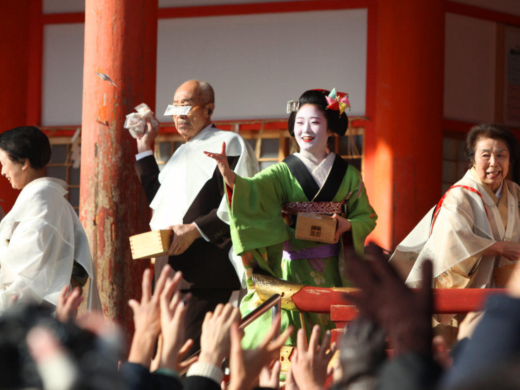Setsubun Maiko Beans at Heian Shrine E160203F 6799